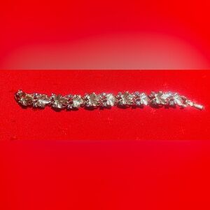 Vintage Rare hard to find Lisner signed Elegant Silver tone Bracelet with stones
